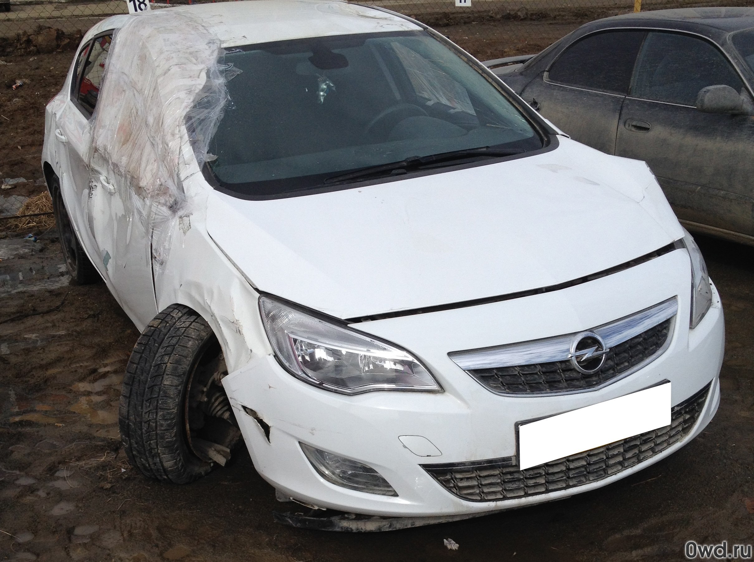 Битый автомобиль Opel Astra (2011) в Челябинске